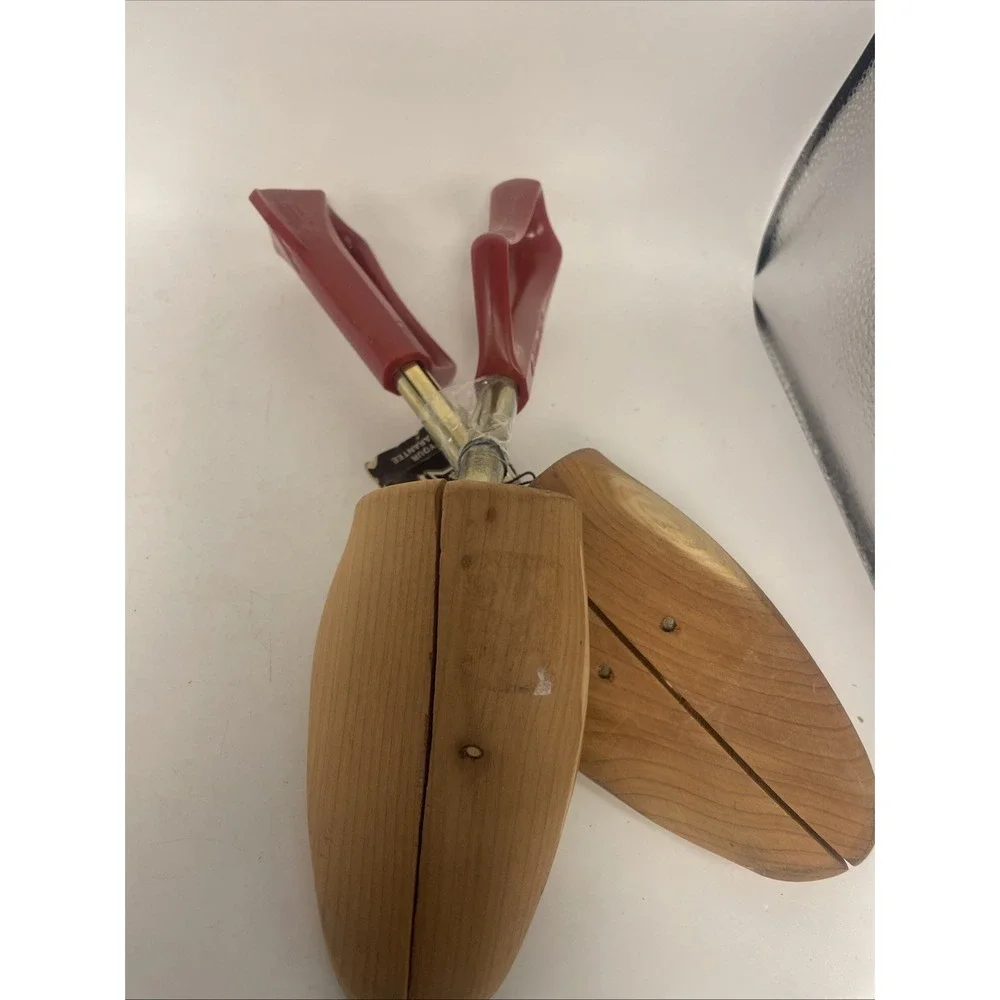 Vintage‎ Florsheim Cedar Wood Shoe Tree Red Handle Plastic Rochester Tag VTG
